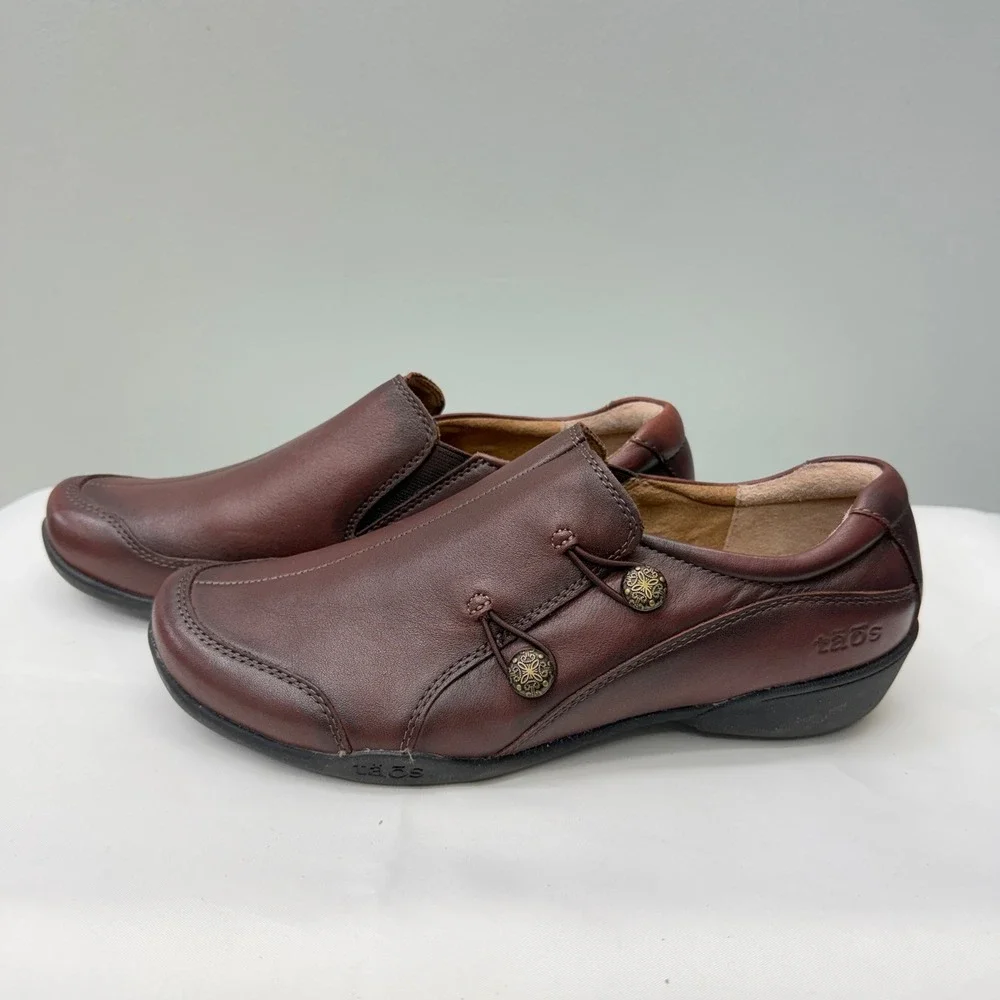 Taos Encore Womens 9.5 Brown Leather Slip On Loafers Shoes Side Button ENC-12750